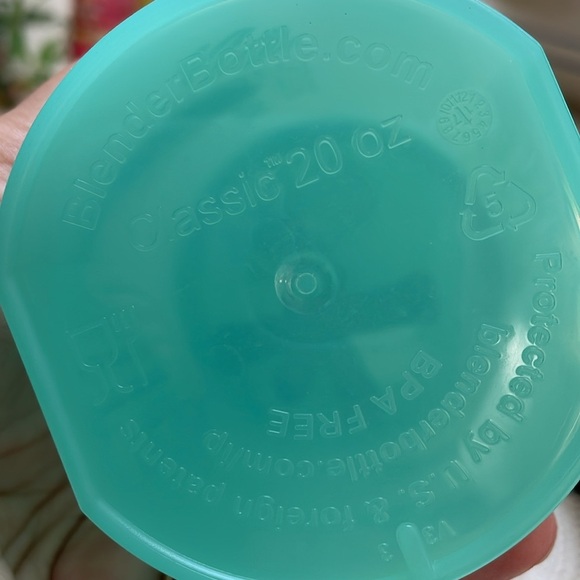 2 Blender Bottle shaker cups. 20 & 28 oz. Ball/mixer inside. Very good condition - Picture 8 of 10